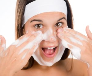 Как мыть глаза с наращенными ресницами? 3 основных средства